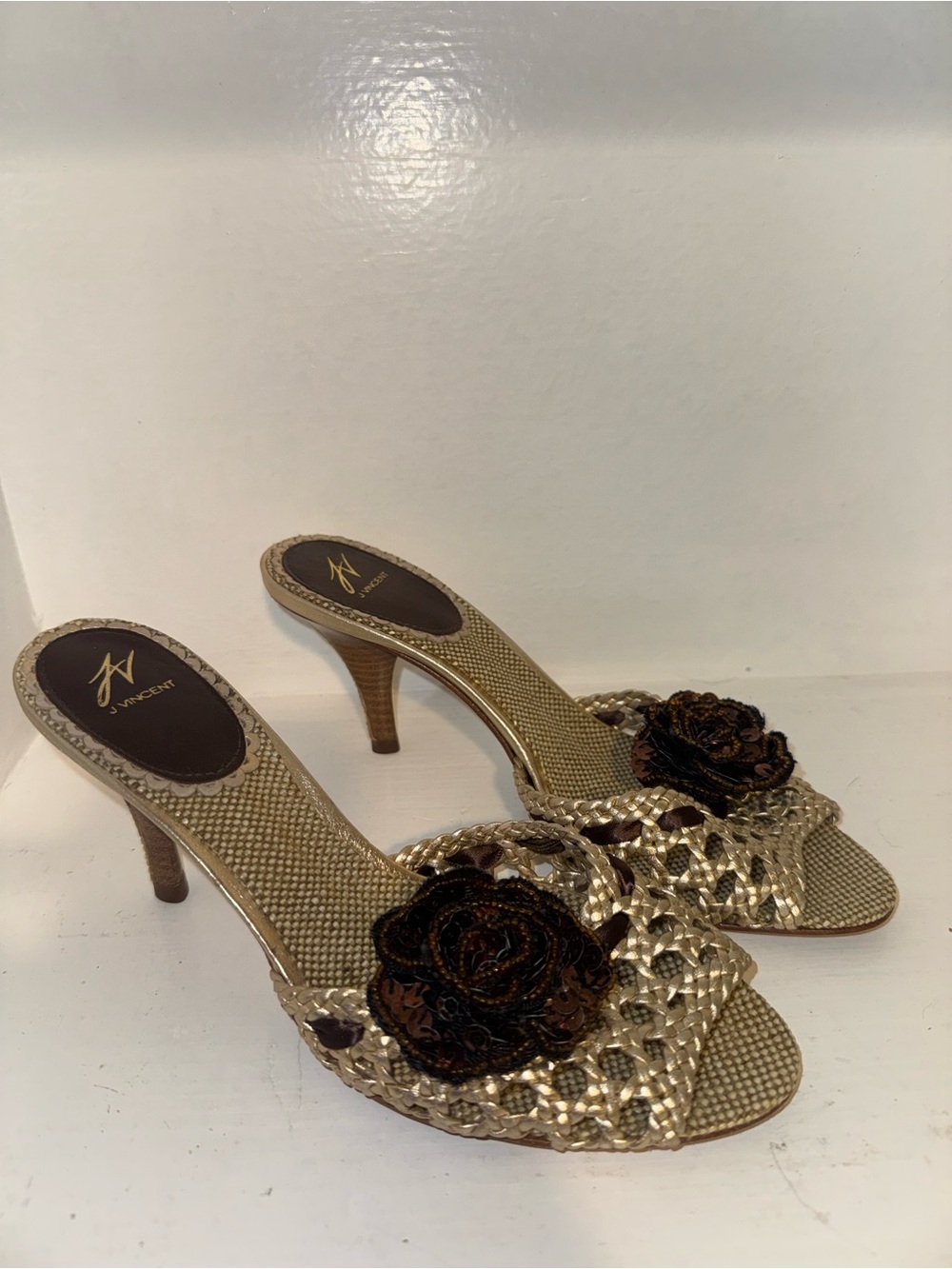 J Vincent Gold Leather Open Toe Mule Slip On Flower Accent Stiletto Heels 6M